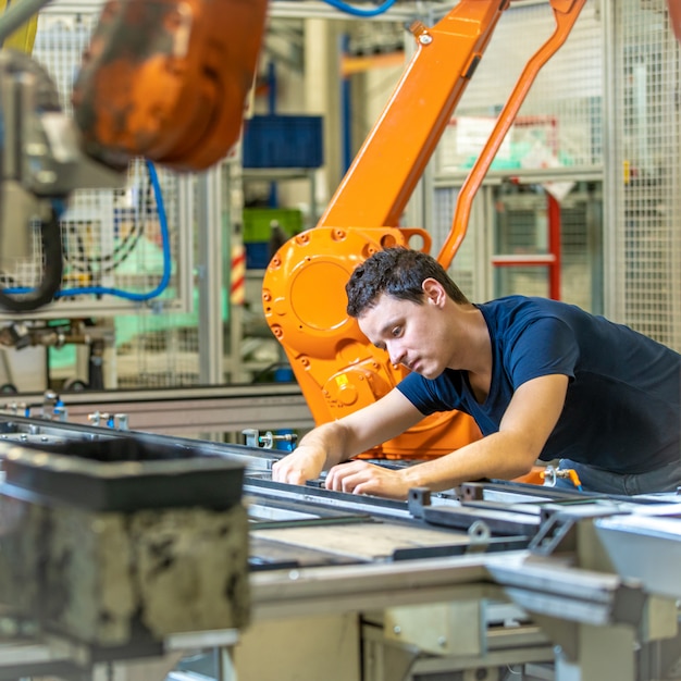 Joven desarrollador probando nuevo robot