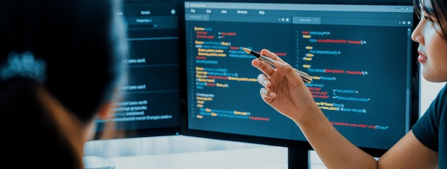 Joven desarrollador profesional de sitios web e ingeniero informático cooperativo equipo de lluvia de ideas y intercambio de ideas de escritura y codificación de programas en una sala de reuniones moderna Concepto de trabajo en equipo Closeup en auge