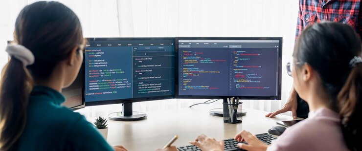 Foto joven desarrollador de sitios web profesional e ingeniero informático cooperativo equipo de lluvia de ideas y intercambio de ideas de escritura y codificación de programas en una sala de reuniones moderna concepto de trabajo en equipo closeup burgeoning