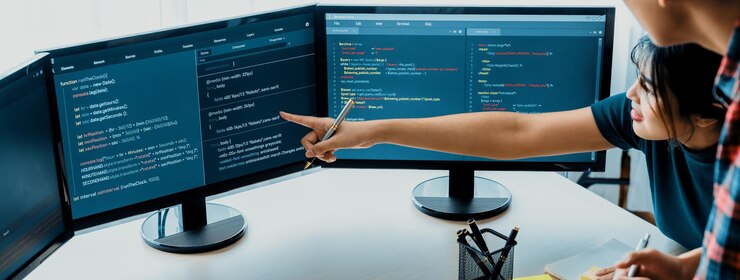 Foto joven desarrollador de sitios web profesional e ingeniero informático cooperativo equipo de lluvia de ideas y intercambio de ideas de escritura y codificación de programas en una sala de reuniones moderna concepto de trabajo en equipo closeup burgeoning
