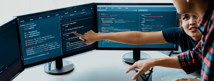 Foto joven desarrollador de sitios web profesional e ingeniero informático cooperativo equipo de lluvia de ideas y intercambio de ideas de escritura y codificación de programas en una sala de reuniones moderna concepto de trabajo en equipo closeup burgeoning