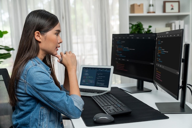 Joven desarrollador de TI asiático buscando información en línea en la computadora para presentar Stratagem