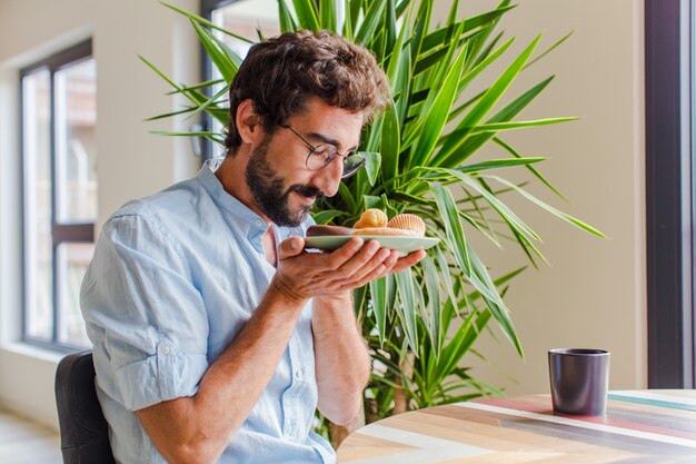 Joven desayunando en casa