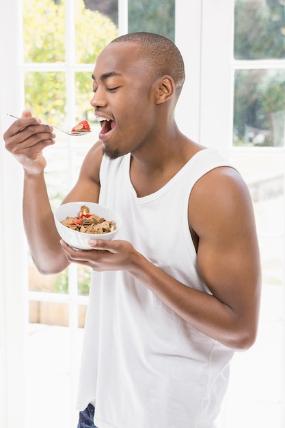 Joven desayunando cereales