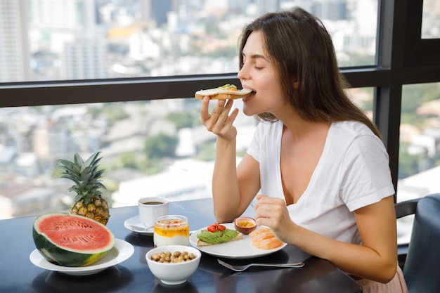 Joven desayunando en la mañana