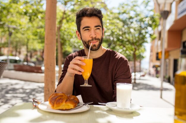 Joven desayunando