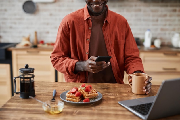 joven en el desayuno