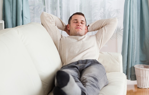 Joven descansando en un sofá