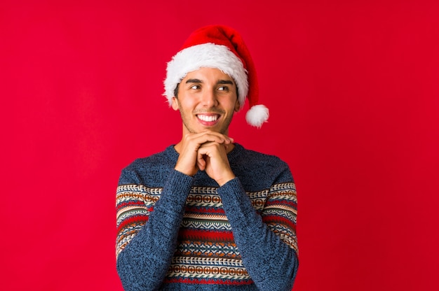 Joven en el día de Navidad mostrando un gesto de fuerza con los brazos, símbolo del poder femenino