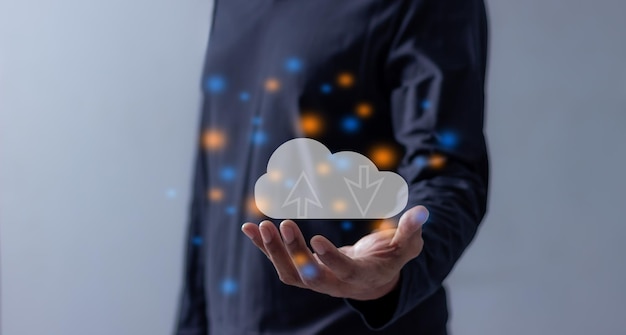 Joven con un diagrama de computación en la nube en la mano Almacenamiento de datos Almacenamiento en la nube