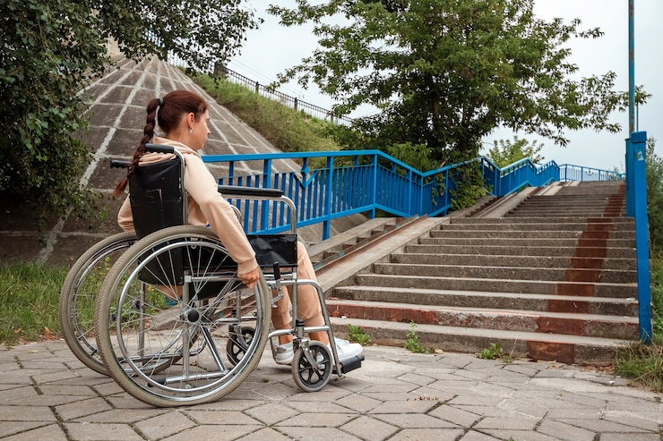 Foto una joven discapacitada se sienta en una silla de ruedas frente a las escaleras. el concepto de silla de ruedas, persona discapacitada, vida plena, paralizada, persona discapacitada, atención médica, soledad.