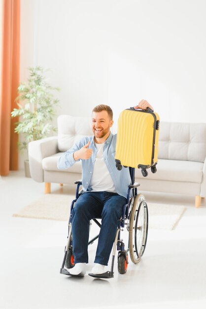 Joven discapacitado preparándose para las vacaciones de verano