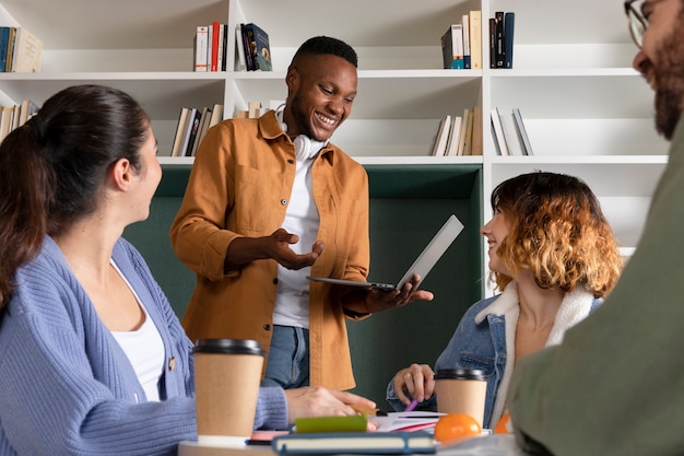 Foto joven discutiendo con sus colegas durante la sesión de estudio