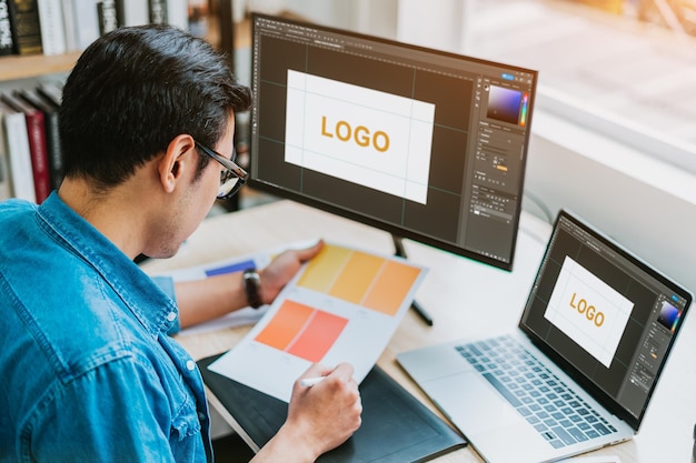 Joven diseñador asiático trabajando en la oficina