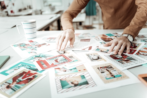 Foto joven diseñador que trabaja en su estudio