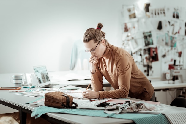 Joven diseñador que trabaja en su estudio