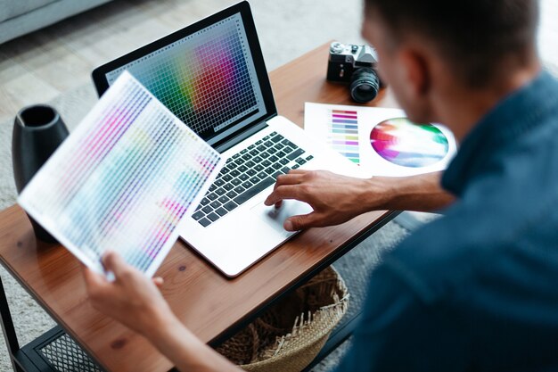 Foto joven diseñador trabaja en una oficina en casa