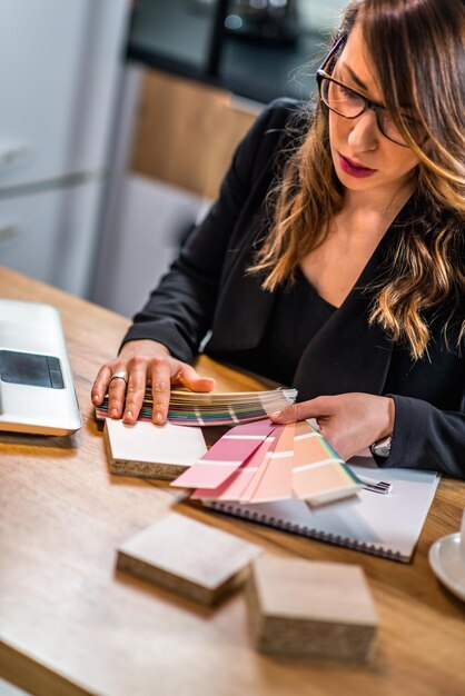 Joven diseñador trabajando desde casa