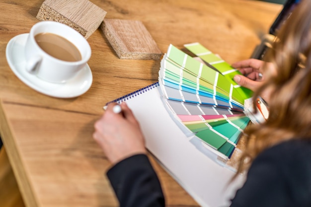 Joven diseñador trabajando desde casa