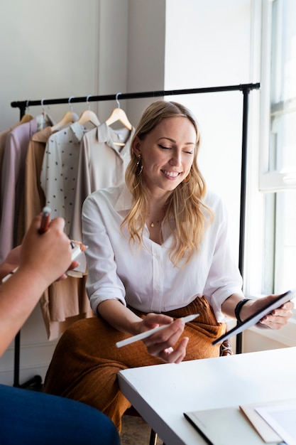 Joven diseñadora en una boutique