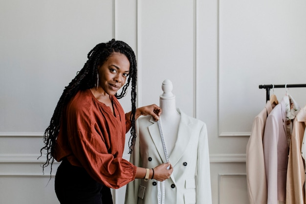 Joven diseñadora en una boutique