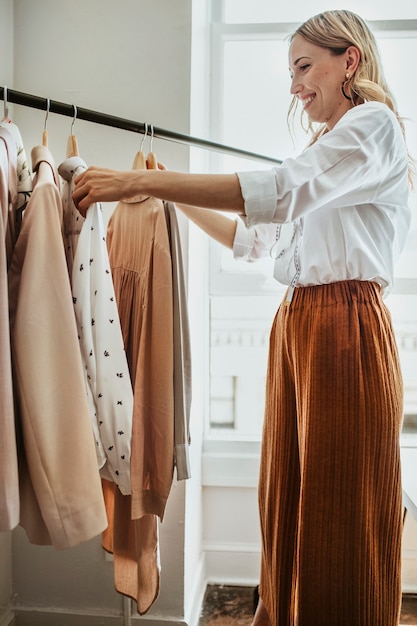 Joven diseñadora en una boutique