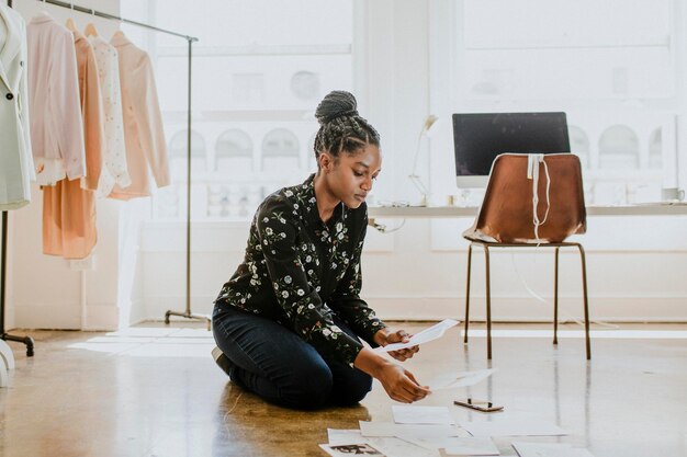 Joven diseñadora en una boutique