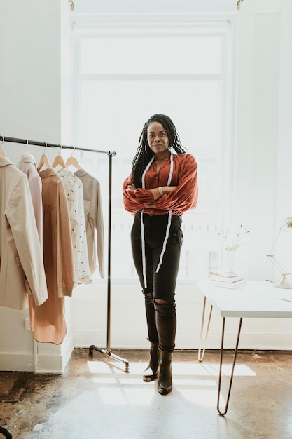 Joven diseñadora en una boutique