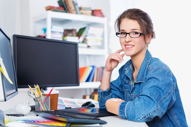 Joven diseñadora en el lugar de trabajo