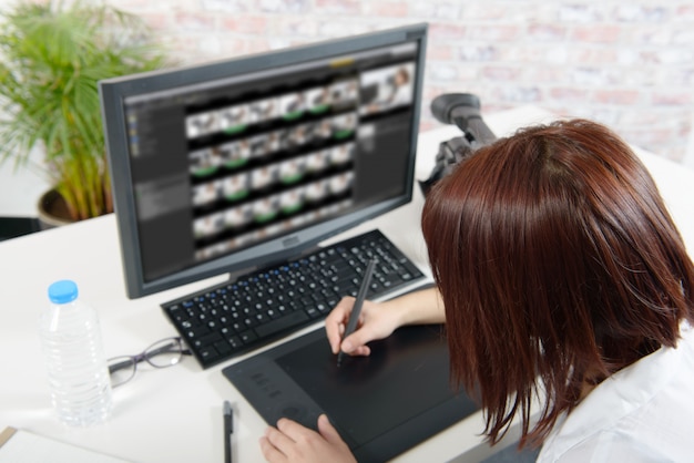 Foto joven diseñadora con tableta gráfica