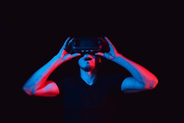 Joven disfruta con gafas de realidad virtual