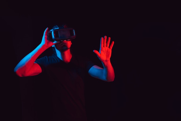 Joven disfruta con gafas de realidad virtual