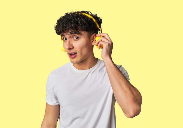 Un joven disfruta de sus canciones favoritas con sonido de alta calidad usando auriculares inalámbricos