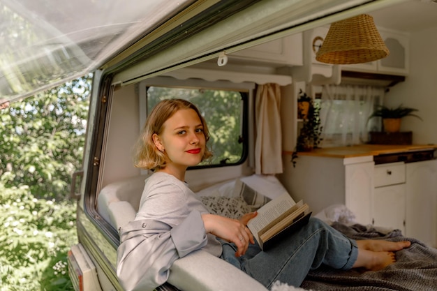 Una joven disfruta de las vacaciones de verano en una caravana