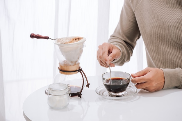 Joven disfrutando de un café y un desayuno en un café