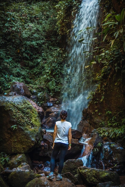 Una joven disfrutando de la Cascada del Cerro Azul Parque Nacional Meambar