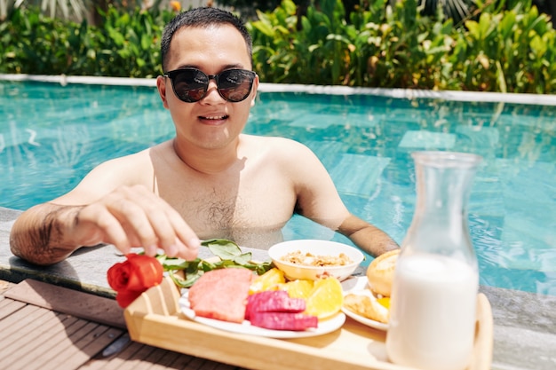 Joven disfrutando del desayuno