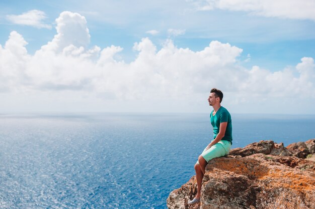 Joven disfrutando de impresionantes vistas del hermoso paisaje