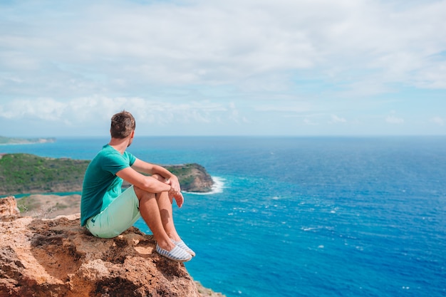 Joven disfrutando de impresionantes vistas del hermoso paisaje