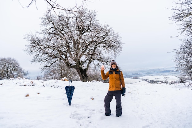 Una joven disfrutando mucho en el invierno en la nieve Nieve en el pueblo de Opakua