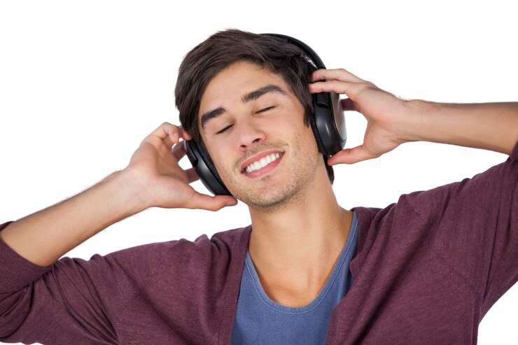 Foto joven disfrutando de la música