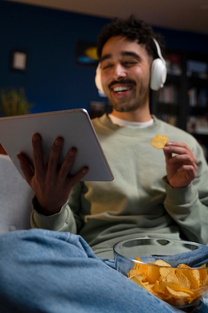 Joven disfrutando de la noche de cine