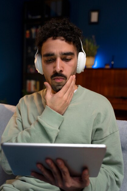 Joven disfrutando de la noche de cine