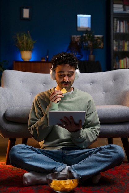 Joven disfrutando de la noche de cine