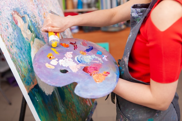 Joven disfrutando de pintar en su estudio de arte