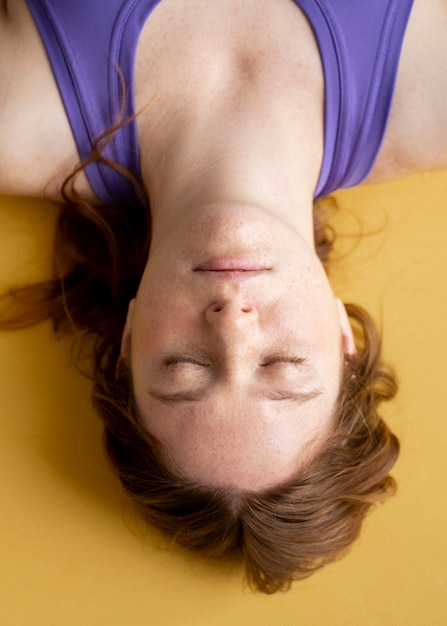 Foto joven disfrutando del retiro de yoga