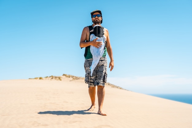 Un joven disfrutando del verano con su hijo en la duna de arena de la playa de Monsul en el Parque Natural Cabo de Gata, Almería