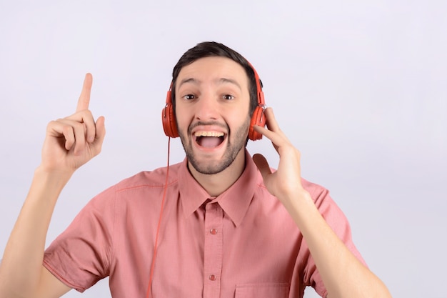 Joven divertido con auriculares