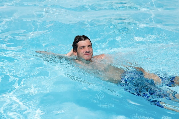 Joven divirtiéndose en la piscina