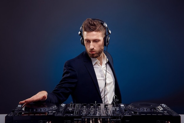 Joven DJ en traje oscuro